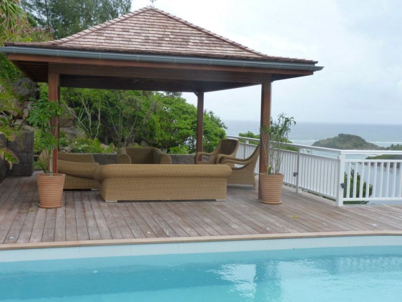Pool House réalisé en Ipé et toiture en bardeau de Wallaba