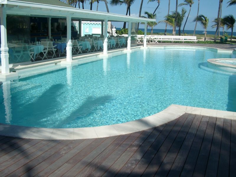 Plage de piscine d’hôtel à Saint Barthélemy en lames de deck en Ipé