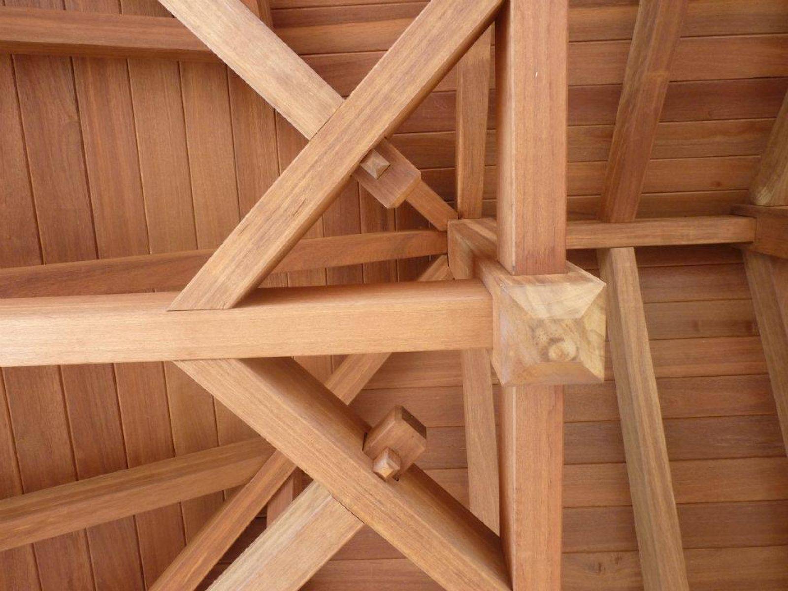 Charpente en ipé et sous couverture en angélique