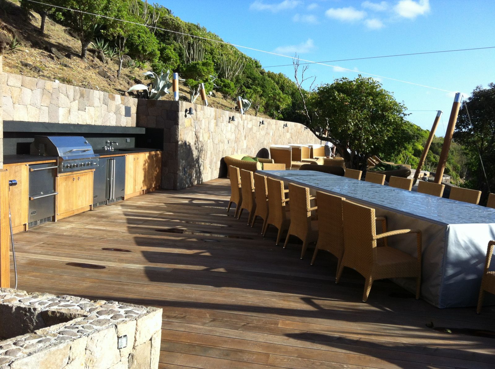 Aménagement coin repas et détente en deck ipé, création sur mesure dans les Antilles 