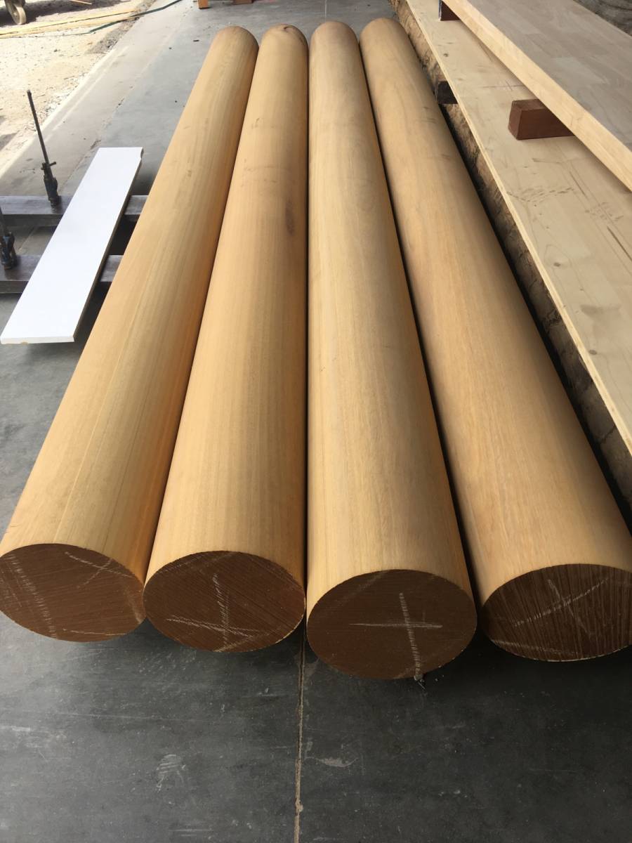 Poteaux en iroko tournés à 23 cm et 3 ml de long