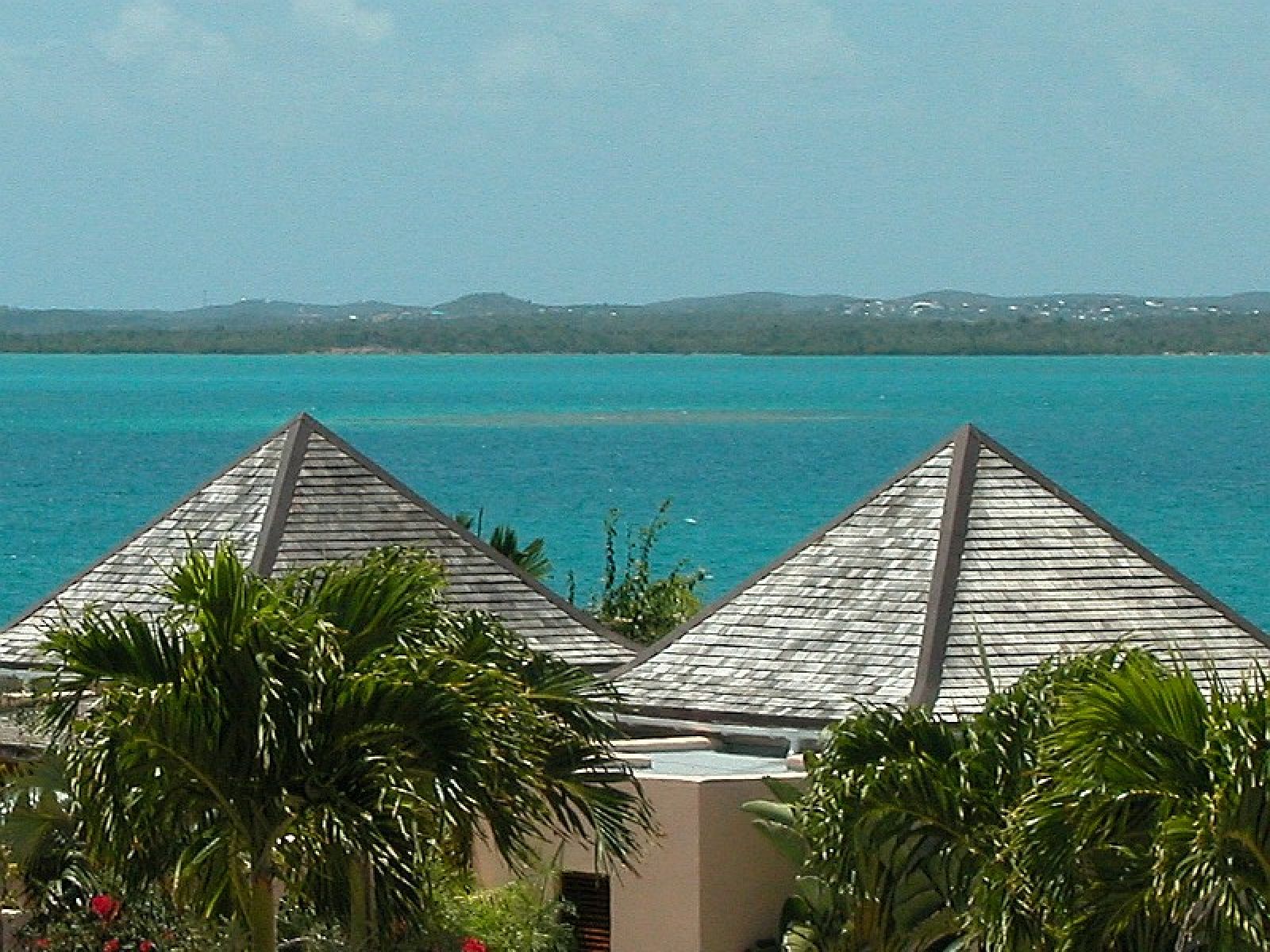 Toit quatre pentes en wallaba et arretiers en aluminium