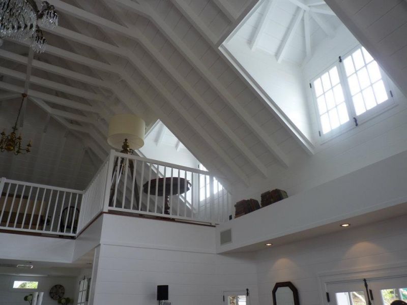 Charpente en pin traité laqué blanc