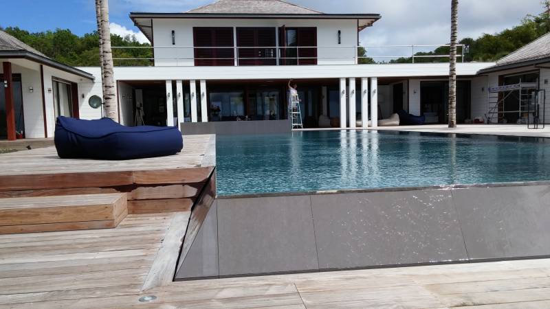 Villa avec bardage, deck ipé et tuiles de bois en wallaba